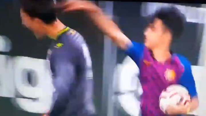 Un canterano del Barça anota de penalti y vacila al portero del Espanyol con un golpe en el cuello