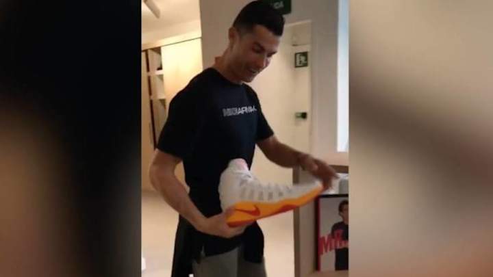 La divertida reacción de Cristiano Ronaldo al ver el tamaño del pie de Pau Gasol La divertida reacción de Cristiano Ronaldo al ver el tamaño del pie de Pau Gasol