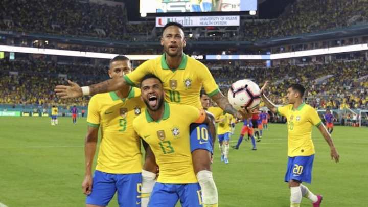 VÍDEO | Neymar, Alves y un bicho protagonizan la anécdota de la noche en el partido de Brasil