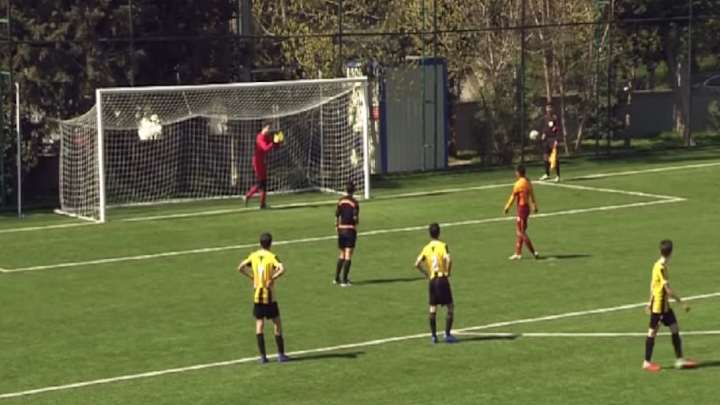 VÍDEO | El admirable gesto de un juvenil del Galatasaray en un penalti que dio la vuelta al mundo VÍDEO | El admirable gesto de un juvenil del Galatasaray en un penalti que dio la vuelta al mundo