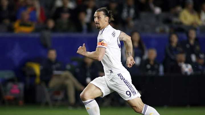 Zlatan tuvo duras palabras en contra de Scholes y Neville por sus críticas al Manchester United