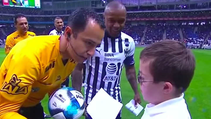 "Sí, sí puedes" | Árbitro, niño y afición protagonizan el momento más emotivo de la jornada