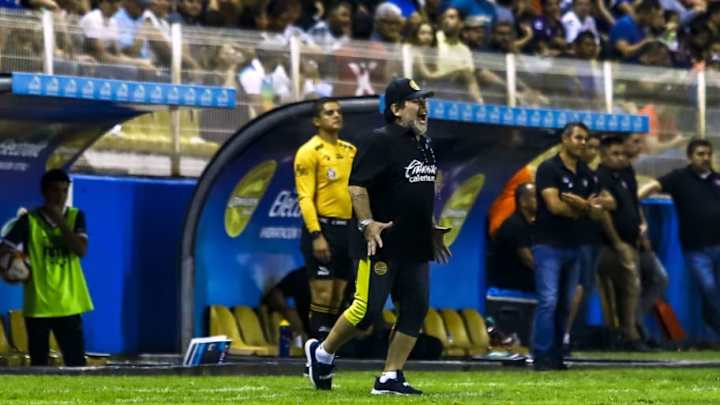 Los cuartos del Ascenso y el golazo de Maradona en el calentamiento