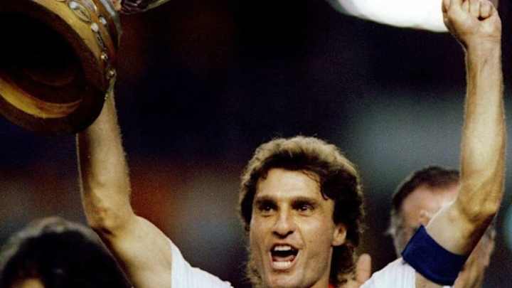 Oscar Ruggeri cargó a chicos brasileños y les recordó el gol de Caniggia en el Mundial 1990 Oscar Ruggeri cargó a chicos brasileños y les recordó el gol de Caniggia en el Mundial 1990