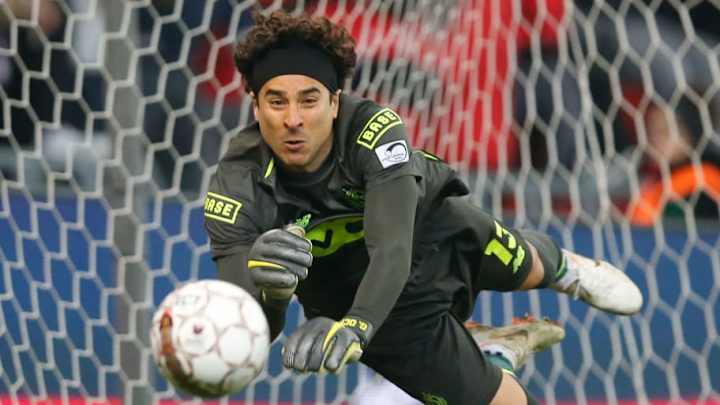 ​Memo Ochoa es elegido como el mejor portero de la liga belga