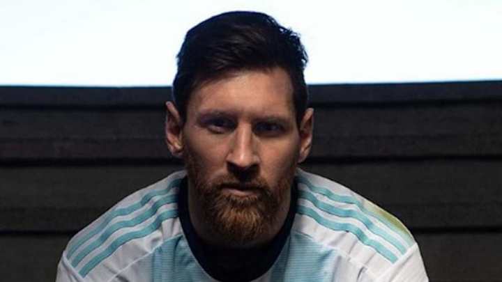 Argentina y Colombia presentaron sus nuevas camisetas para la Copa América Argentina y Colombia presentaron sus nuevas camisetas para la Copa América