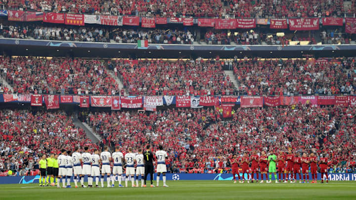 El emotivo minuto de silencio por el fallecimiento de Reyes en la previa del encuentro