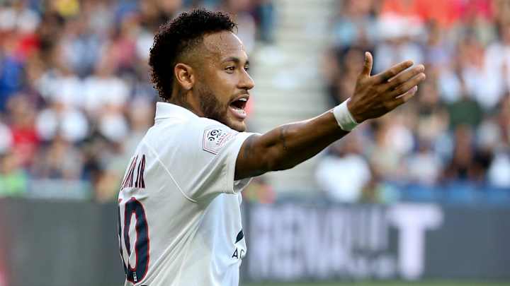 Crowd in Lyon Appears to Throw Trash at Neymar Before He Scores PSG Winner