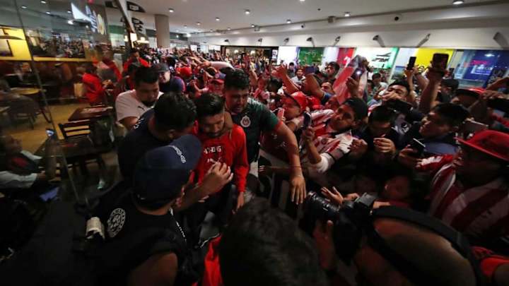 Aficionados del Guadalajara agreden a juveniles del América en el aeropuerto de la Ciudad de México