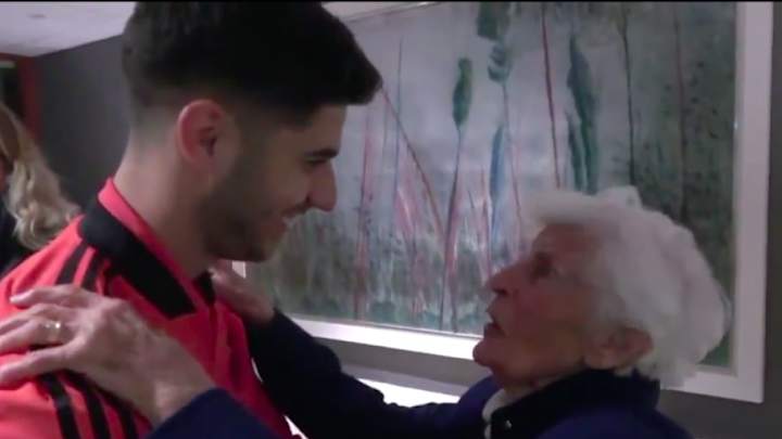 VÍDEO | La emotiva despedida de Marco Asensio y su abuela en Amsterdam