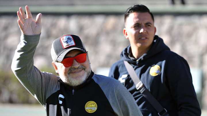 Maradona contra todos: recibió un botellazo, le pegó a la FIFA y amenazó con pelear