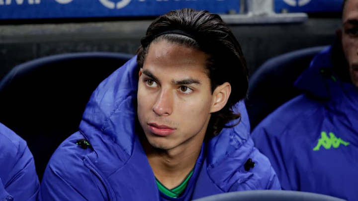 Diego Lainez cambió de dorsal repentinamente