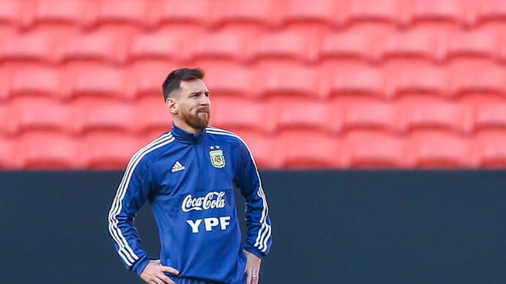 ¿Qué hace Messi en el himno? La confesión del chico que lo acompañó en Argentina-Qatar