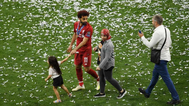 VÍDEO | La reacción de Mohamed Salah cuando pensó que una periodista intentaba darle un beso