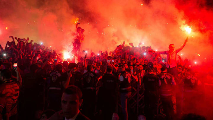 VÍDEO | 25.000 aficionados del Galatasaray le dan una calurosa bienvenida a Falcao en el aeropuerto