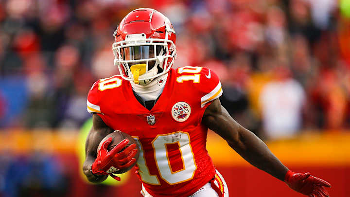 NFL Training Camp Notebook: Tyreek Hill Returns to Chiefs' Practice After Quad Bruise