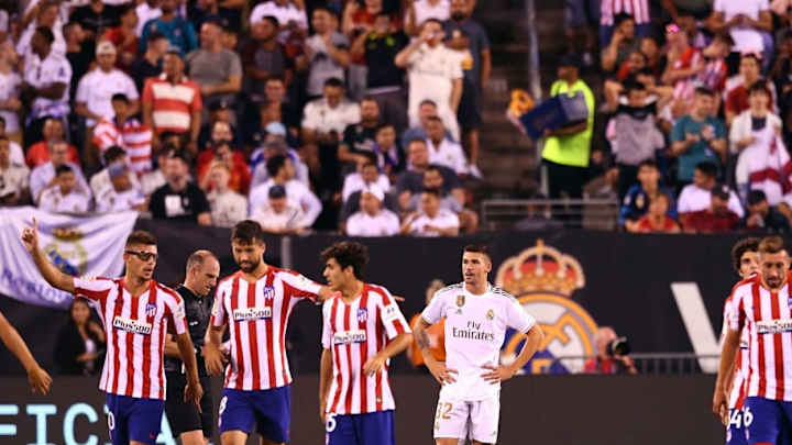 VÍDEO | La reacción de la afición madridista ante un culé con la camiseta de Messi en el derbi