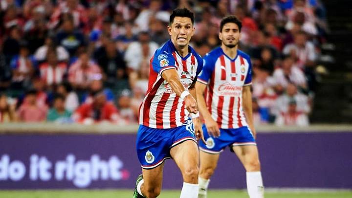Jesús Molina invita a un entrenamiento a pequeña aficionada de Chivas