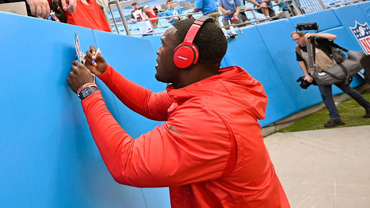 Bucs' Devin White Exits Thursday Night Game vs. Panthers With Knee Injury