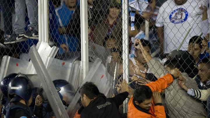 Las peleas más 'locas' entre aficionados y policías en el fútbol mexicano Las peleas más 'locas' entre aficionados y policías en el fútbol mexicano