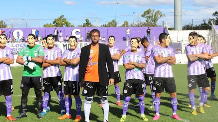 LA SACA DE PAPEL | El excelente disfraz de los jugadores de Sacachispas con la serie del momento