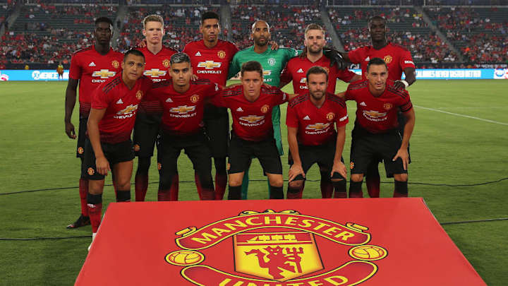 INSÓLITO | ¡Un jugador del Manchester United mata a un pájaro de un pelotazo!