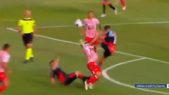 ¿FÚTBOL O LUCHA LIBRE? | La criminal patada en un partido del Nacional B en Argentina