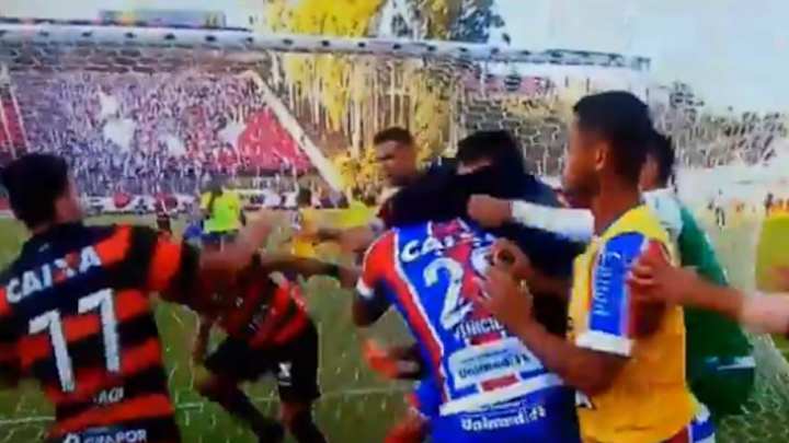 VERGONZOSO | Partido en Brasil acabó antes de tiempo por la cantidad de expulsiones