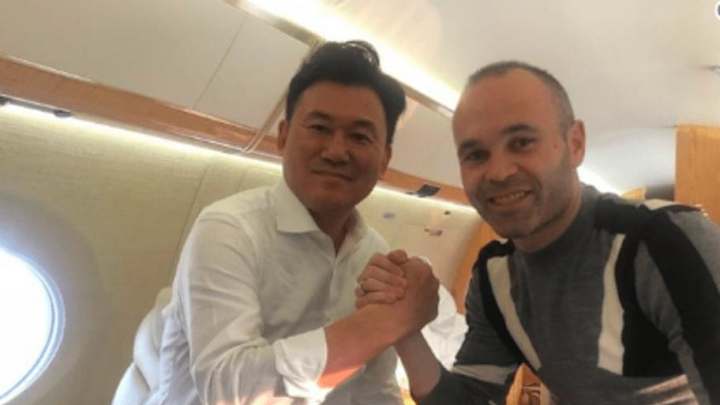 Iniesta confirma donde jugará la próxima temporada con un tweet desde el avión rumbo a Japón