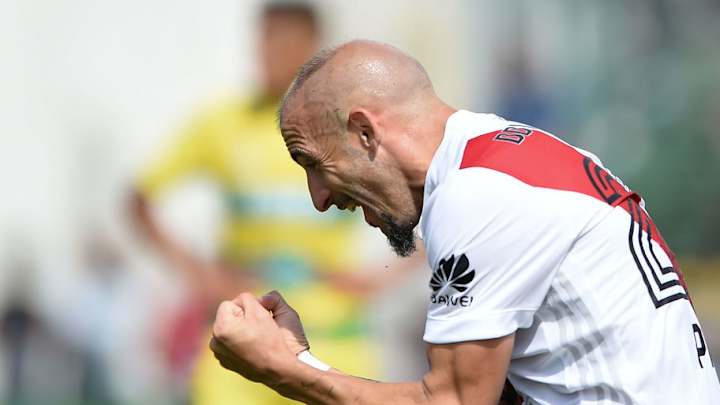 Los mejores memes por el peinado y el festejo de Javier Pinola