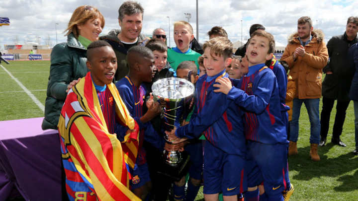 El gran gesto de los benjamines del Barcelona con los del Madrid tras ganar la Íscar Cup
