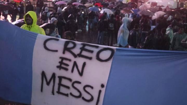 NO DEJEN DE APLAUDIR | El banderazo de los hinchas argentinos antes del partido con Nigeria NO DEJEN DE APLAUDIR | El banderazo de los hinchas argentinos antes del partido con Nigeria