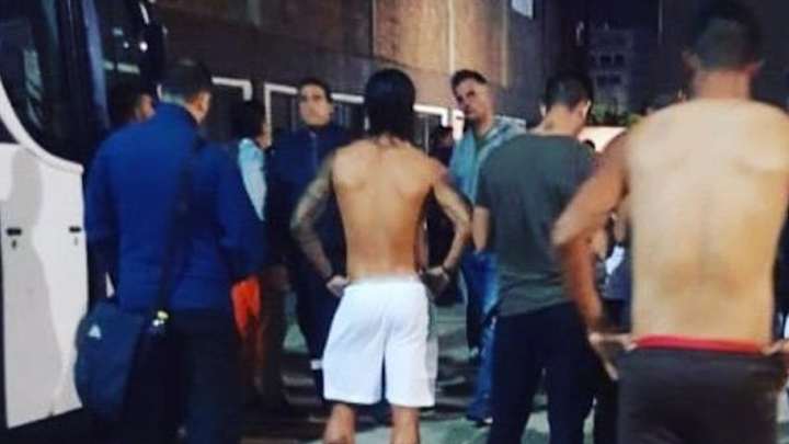 DE LOCOS | Hinchas agredieron y asaltaron a sus propios jugadores en el ascenso argentino