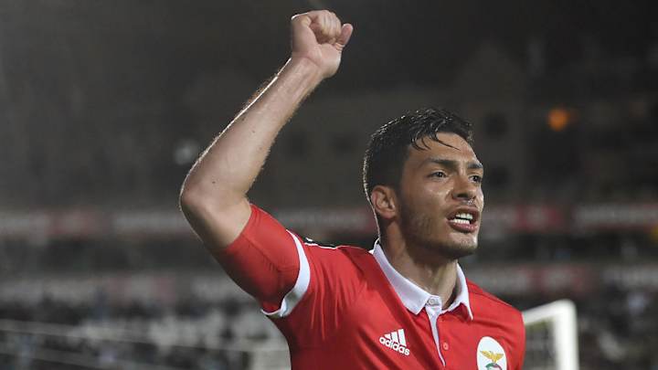 FIGURA | Raúl Jiménez acaparó las portadas de los diarios portugueses tras su doblete