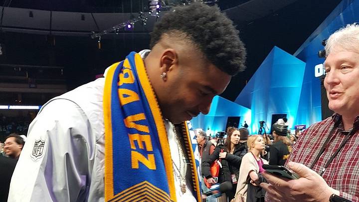 LIBRE Y LOKO | Linebacker de los PATS posó con bufanda de Tigres previo al SB