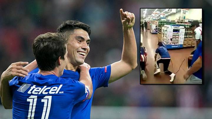 DE RODILLAS | La dolorosa apuesta que pagaron estos aficionados de Chivas por derrota vs Cruz Azul DE RODILLAS | La dolorosa apuesta que pagaron estos aficionados de Chivas por derrota vs Cruz Azul