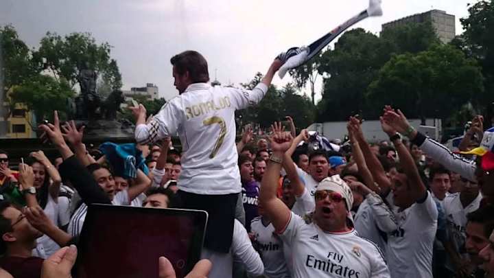 PASIÓN | Mexicanos celebran el título del Real Madrid en los Cibeles