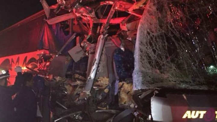 Camión de los Tiburones Rojos de Veracruz Premier sufre aparatoso accidente