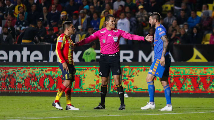 POLÉMICA | El VAR marcó una expulsión pero no revisó un penal dudoso en el Monarcas vs Tigres