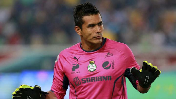 TODO MAL | Oswaldo Sánchez calculó mal su aniversario de debut y Twitter lo hizo pedazos