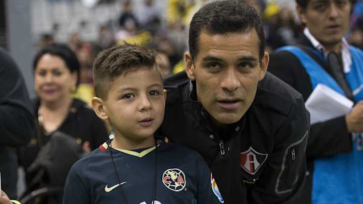 ¡GRANDE, RAFA! | Márquez cumple sueño de un niño del Colegio Rébsamen en el partido ante América