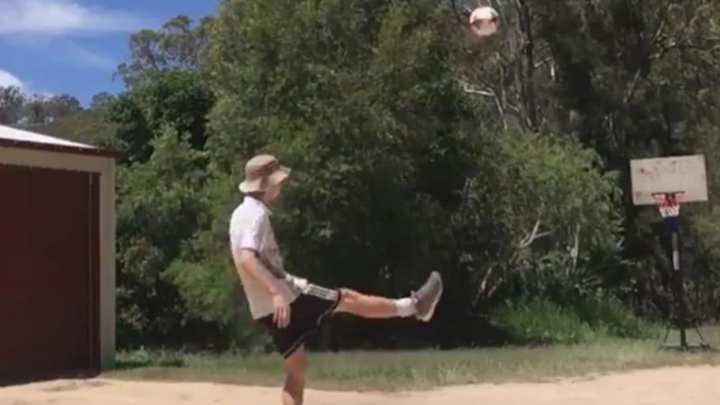 VIDEO: Sweet as! Aussie Real Madrid Fan Shows Off Stunning Freestyle Skills in Cheeky Fashion VIDEO: Sweet as! Aussie Real Madrid Fan Shows Off Stunning Freestyle Skills in Cheeky Fashion