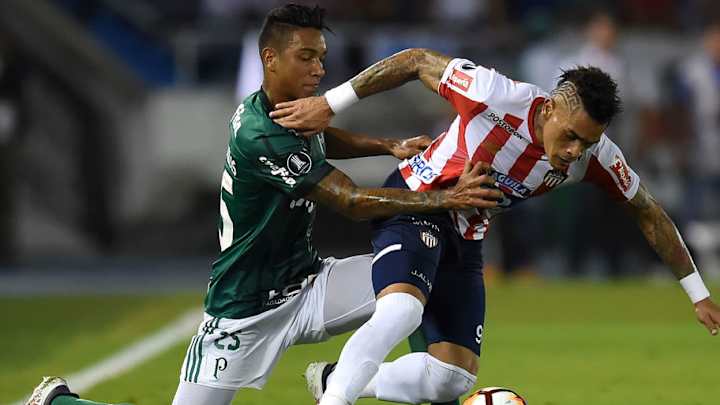 KARATE KID | La criminal patada de un jugador de Junior en un partido de Copa Libertadores