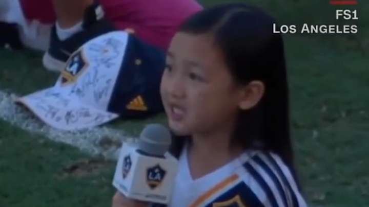 EMOTIVO: Pequeña niña se hace viral cantando el himno de los Estados Unidos en partido de la MLS EMOTIVO: Pequeña niña se hace viral cantando el himno de los Estados Unidos en partido de la MLS