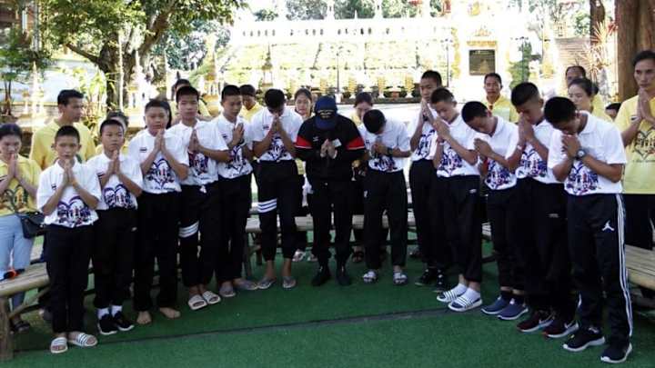 Lindo homenaje del Barça a los jóvenes que estuvieron atrapados en una cueva