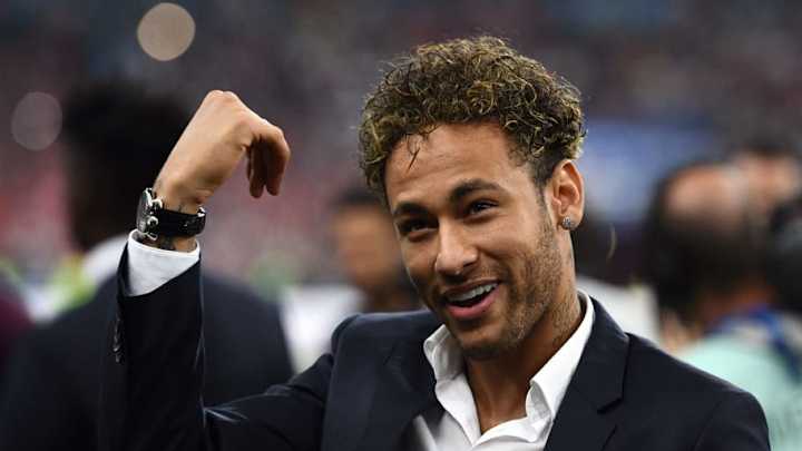 Neymar publica un vídeo dándose lengüetazos con su novia en las redes sociales