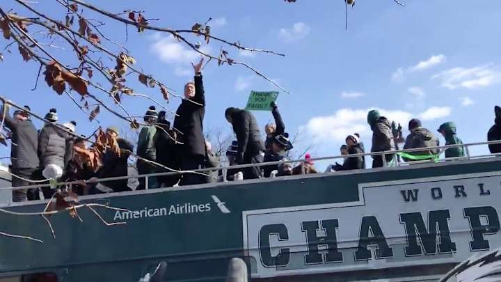Watch: Doug Pederson Effortlessly Catches Beer With One Hand