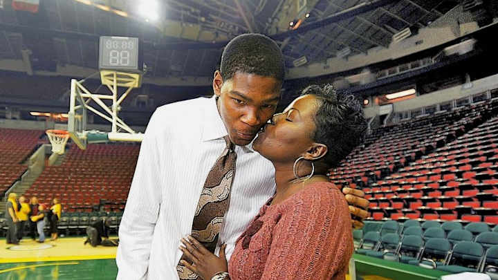 Thursday's Hot Clicks: Lindsey Pelas; Kevin Durant Scores 20,000 Points, We Celebrate With Photos