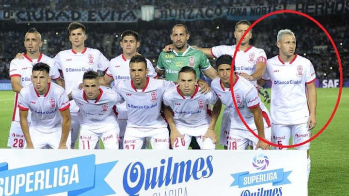 La increible historia del futbolista que siempre mira para otro lado en la foto de equipo