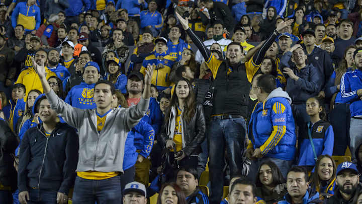 HONRADO | Bonito gesto de un aficionado de Tigres durante el partido en el "Volcán"